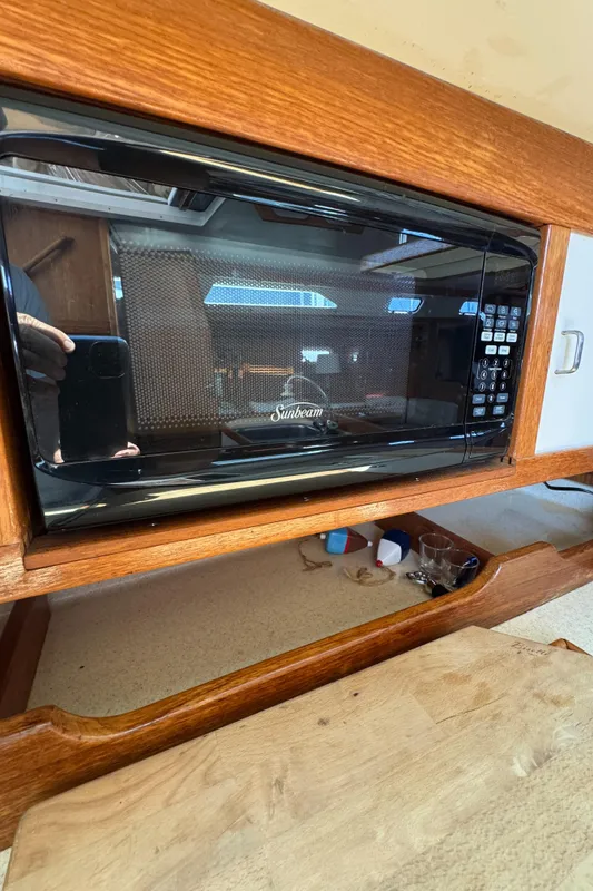 Sunbeam microwave in a 1998 Catalina 36 MkII yacht kitchen.