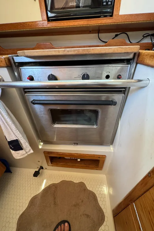 Stainless steel oven in 1998 Catalina 36 MkII yacht kitchen.