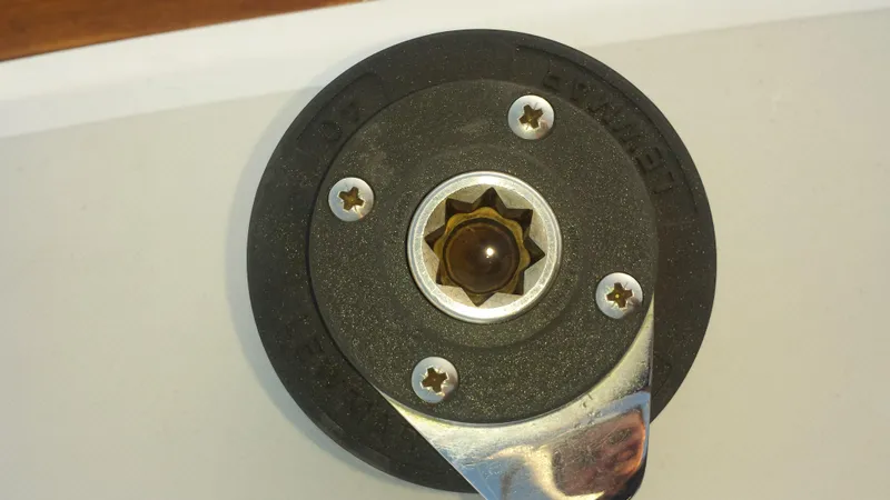has 2 Lewmar ST40-2 Speed Winches