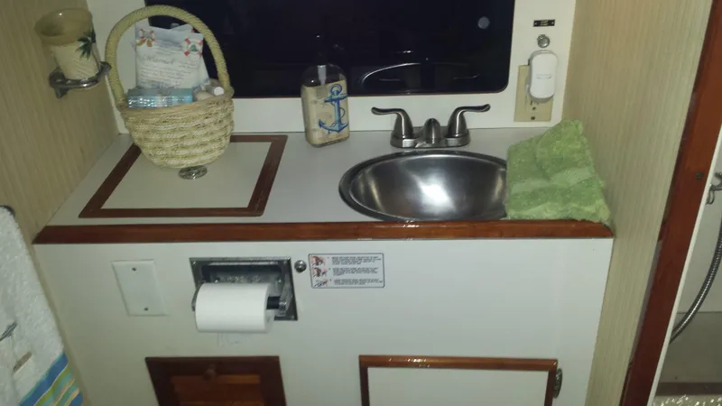 Vanity & Sink in Head