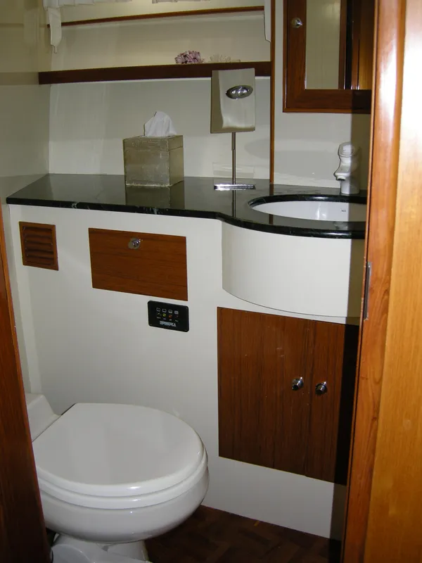 Guest head w/stall shower