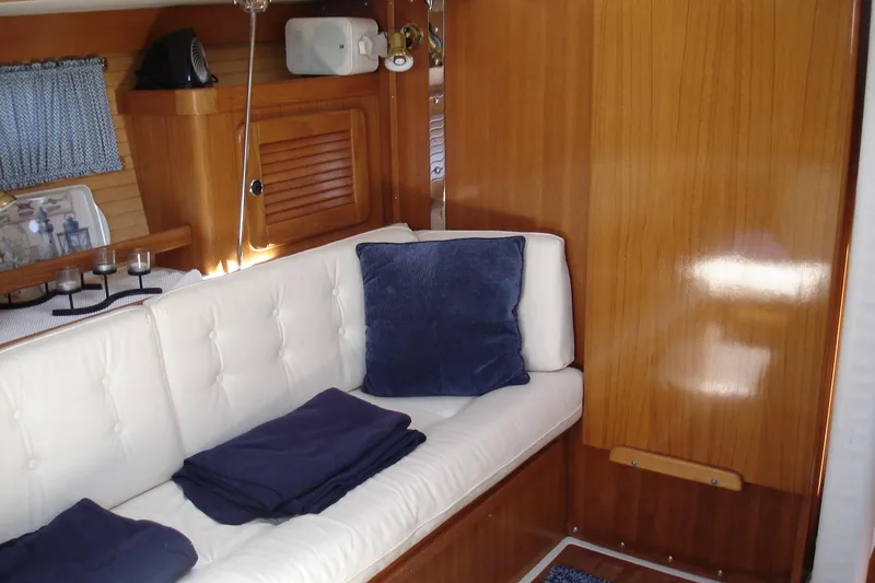 Port side-settee-dinette