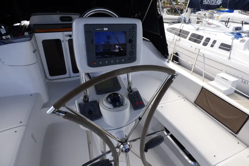 2006 Hunter 41 Deck Salon