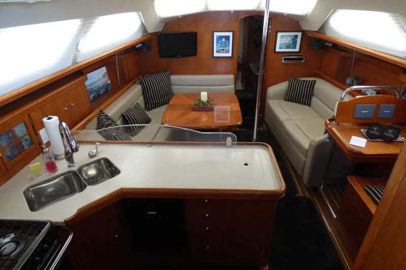 2006 Hunter 41 Deck Salon
