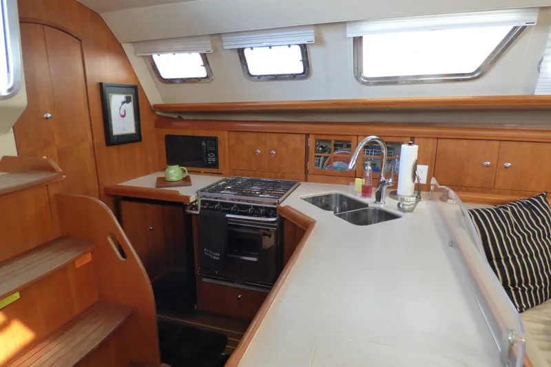 2006 Hunter 41 Deck Salon