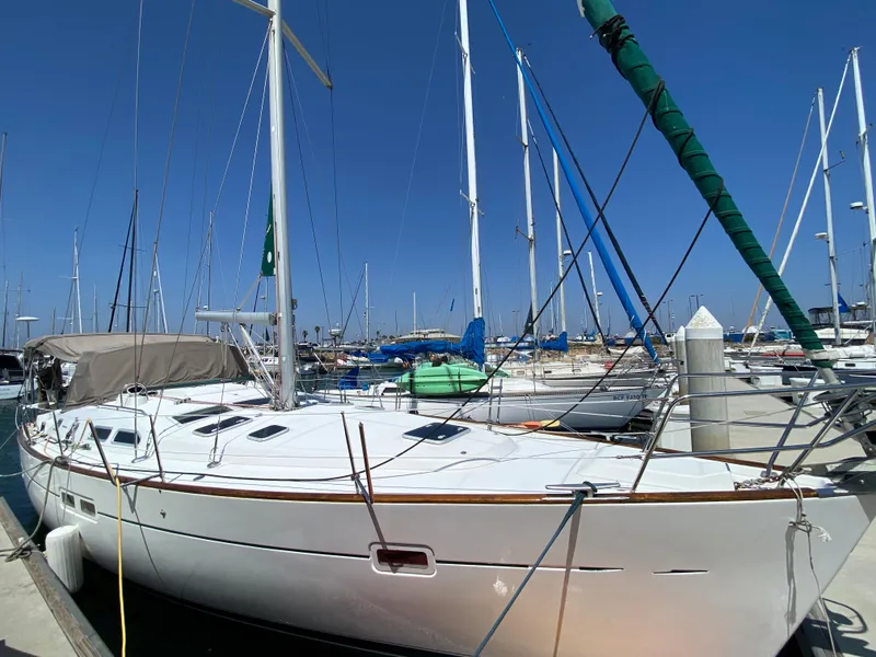2003 Beneteau 423 sailboat docked at a marina on a sunny day.