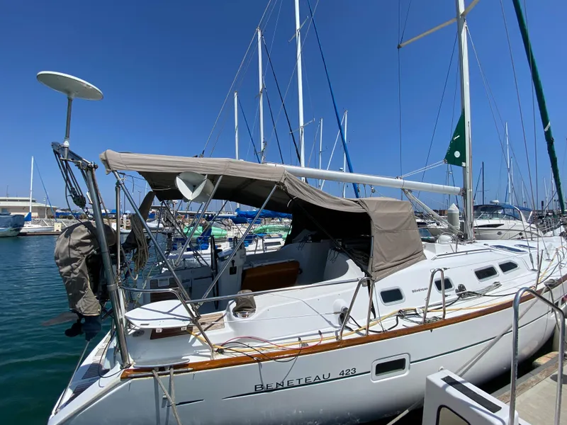 2003 Beneteau 423 sailboat docked at a marina on a sunny day.