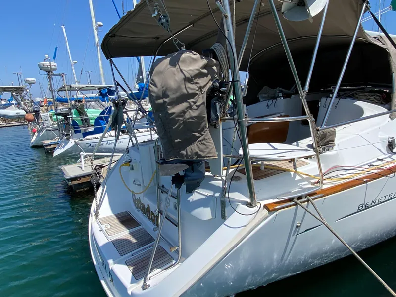 2003 Beneteau 423 sailboat docked at a marina.