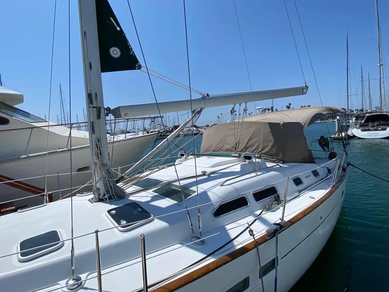 2003 Beneteau 423 sailboat docked in a marina on a sunny day.