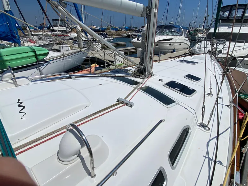 2003 Beneteau 423 sailboat docked at a marina with other boats.