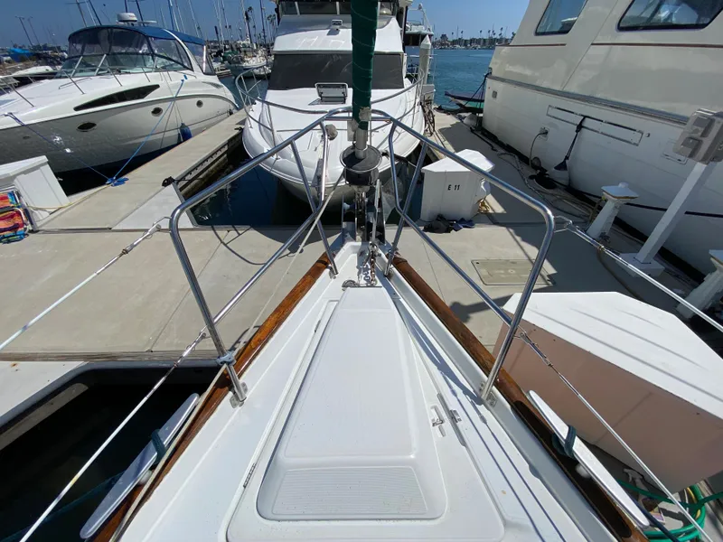Bow view of 2003 Beneteau 423 sailboat docked at marina.