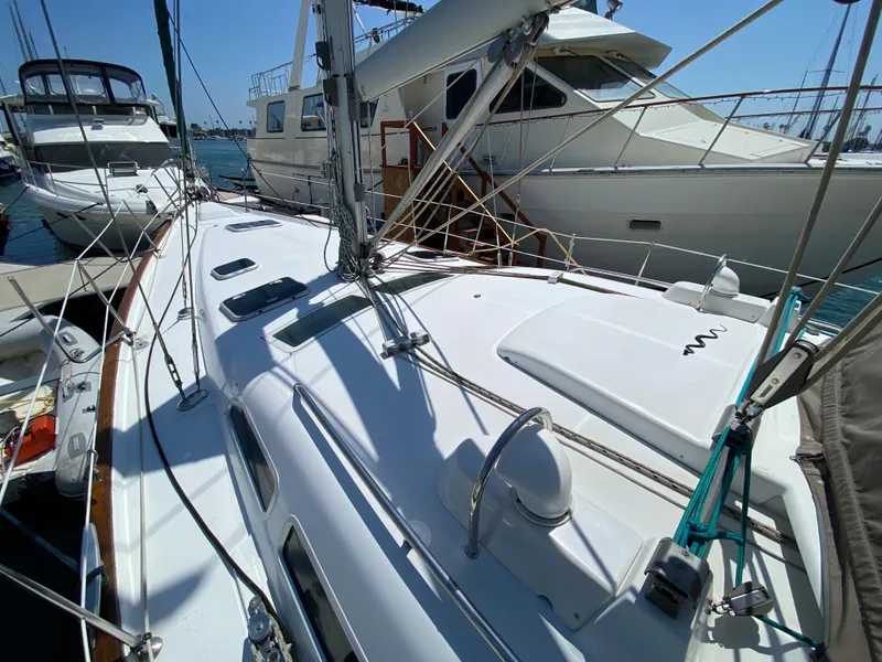2003 Beneteau 423 sailboat docked at marina, surrounded by other boats.