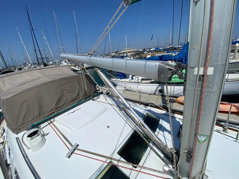 2003 Beneteau 423 sailboat docked at a marina on a sunny day.