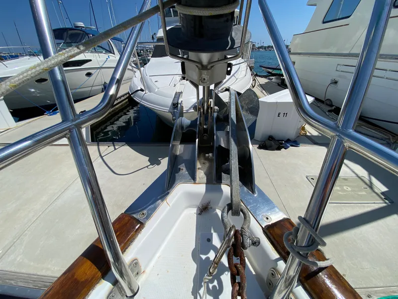 Bow of a 2003 Beneteau 423 sailboat docked at a marina.