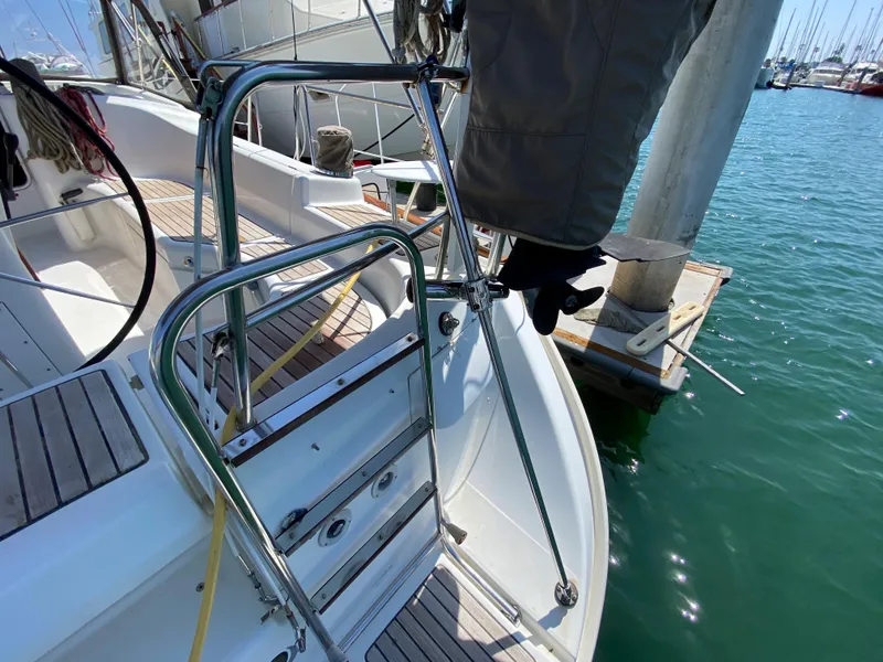 2003 Beneteau 423 sailboat stern with stainless steel ladder and teak decking.