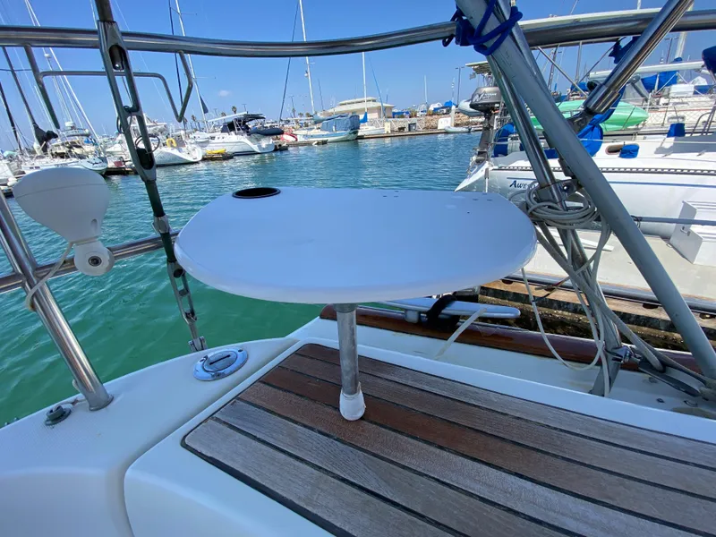 Cockpit of 2003 Beneteau 423 sailboat docked at marina.