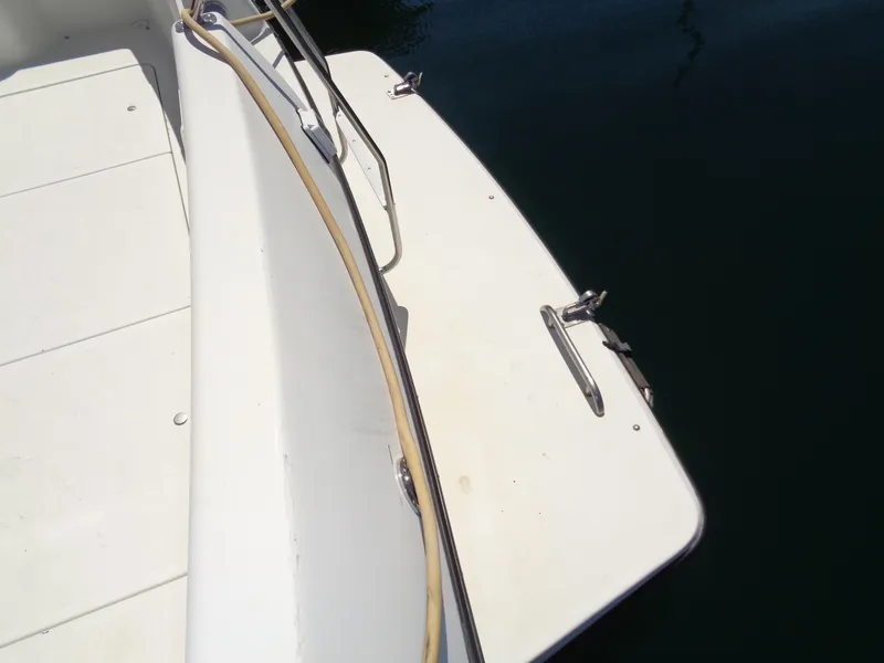 1991 Carver 28 Command Bridge