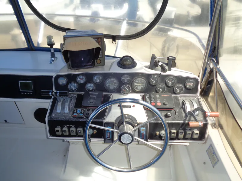 1991 Carver 28 Command Bridge