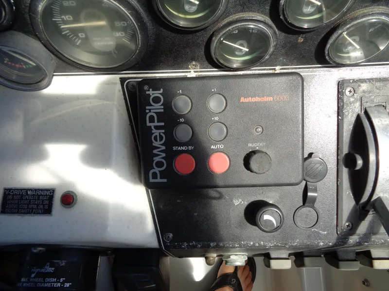 1991 Carver 28 Command Bridge