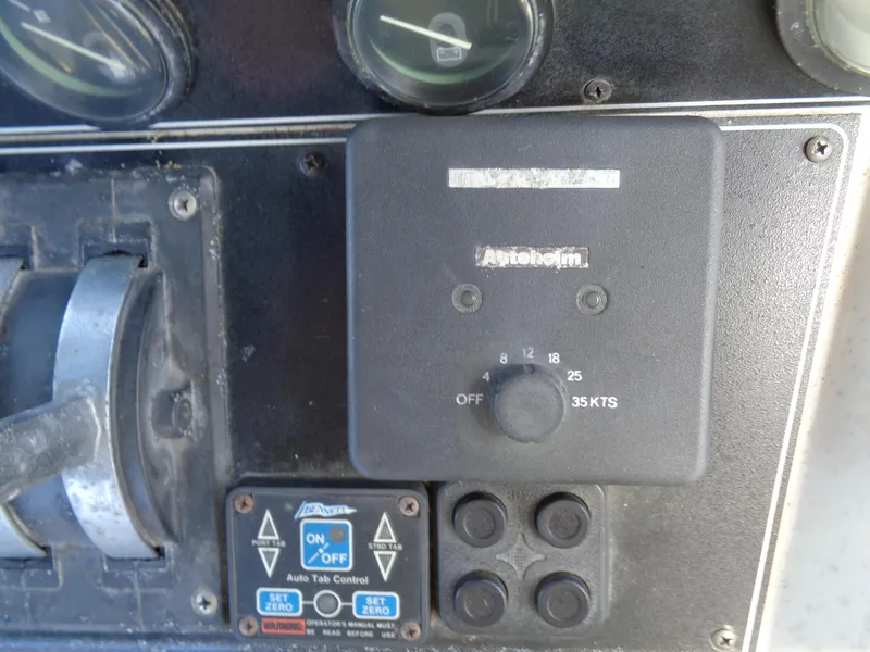 1991 Carver 28 Command Bridge
