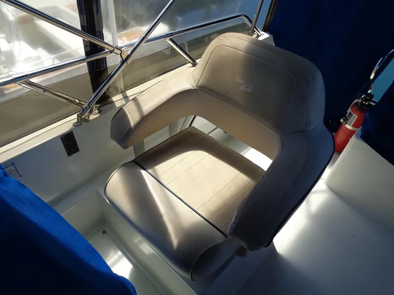1991 Carver 28 Command Bridge