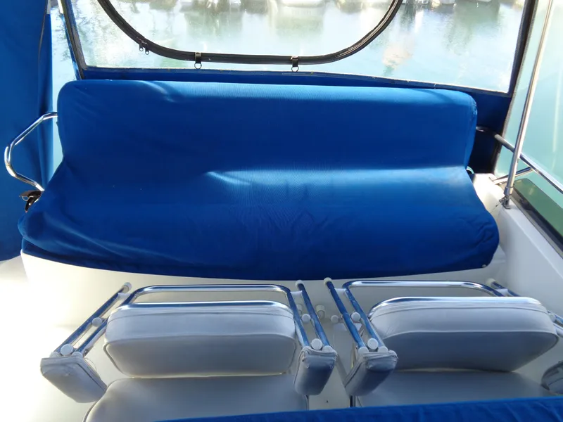 1991 Carver 28 Command Bridge
