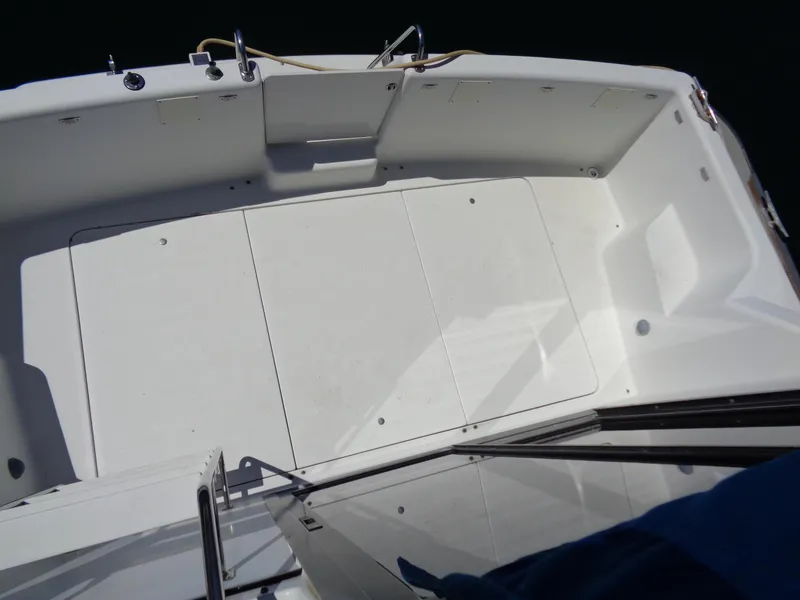 1991 Carver 28 Command Bridge