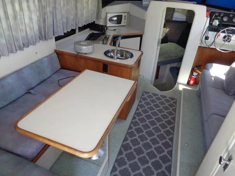 1991 Carver 28 Command Bridge