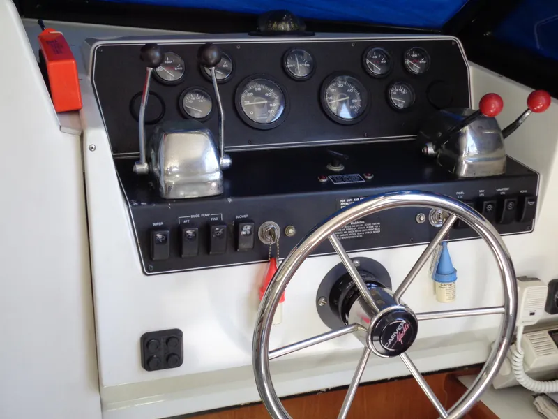 1991 Carver 28 Command Bridge