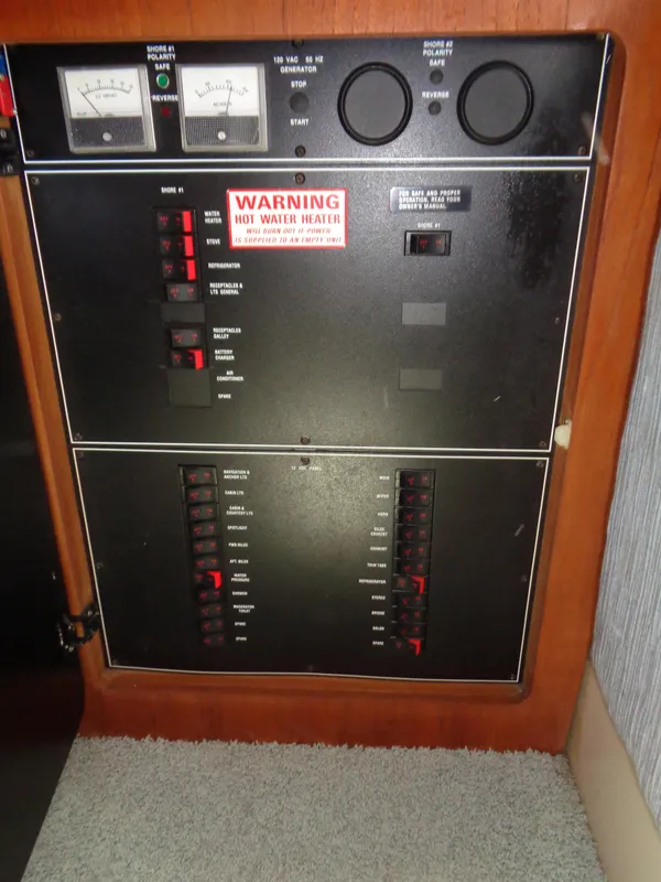 1991 Carver 28 Command Bridge