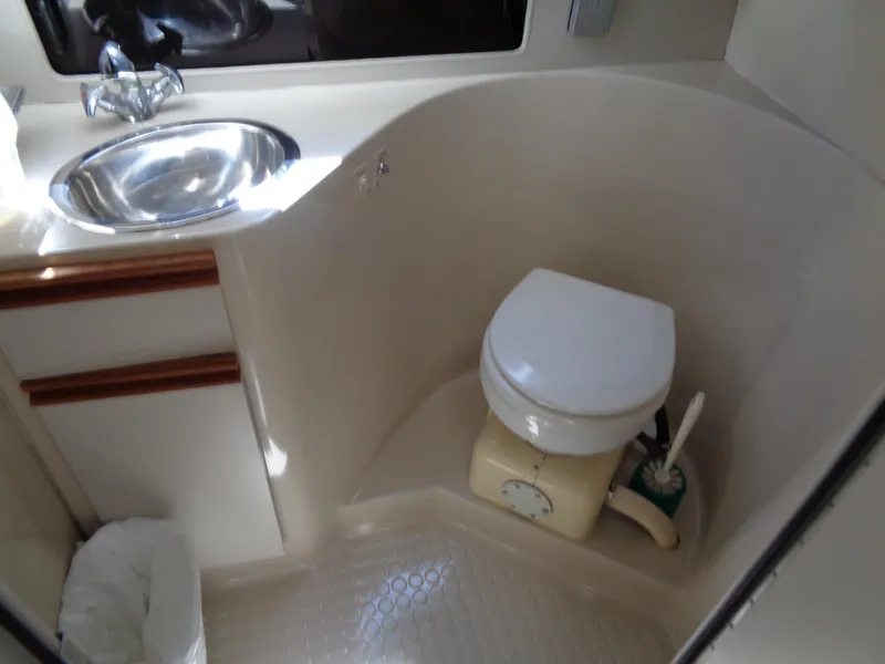 1991 Carver 28 Command Bridge