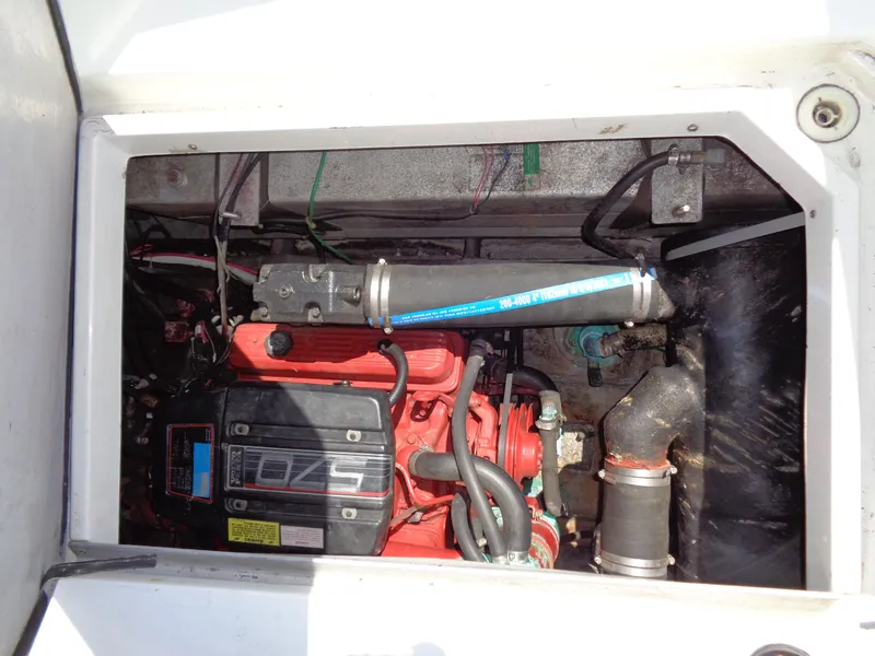 1991 Carver 28 Command Bridge