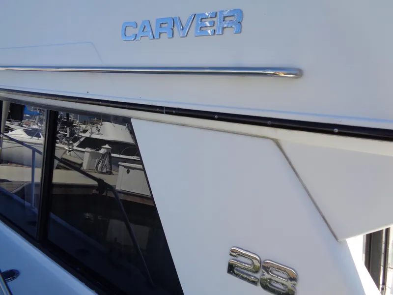 1991 Carver 28 Command Bridge