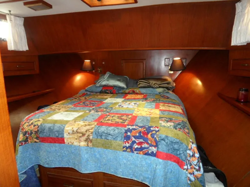 Master Cabin Queen bed