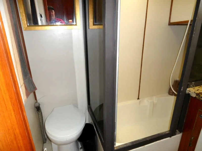 Master cabin private head/tubshower