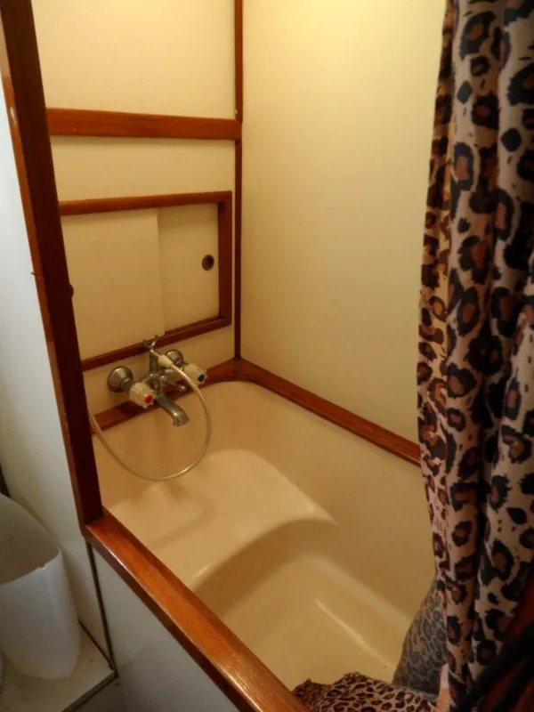Guest Head Tub/Shower