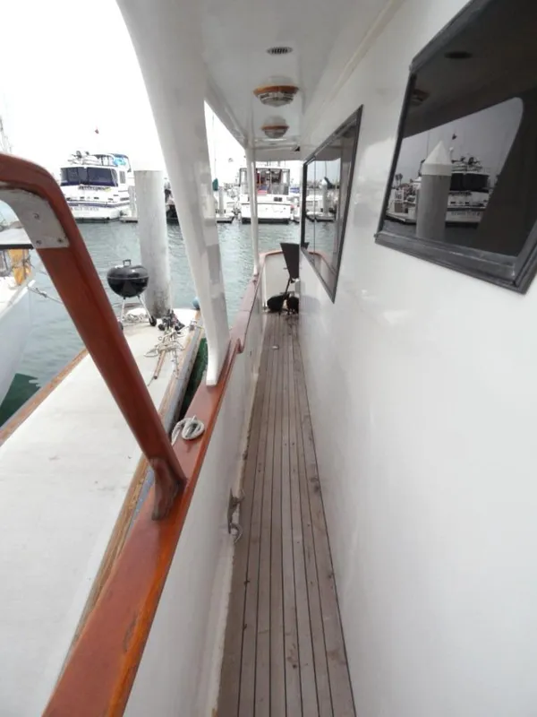 Side decks aft w overhang
