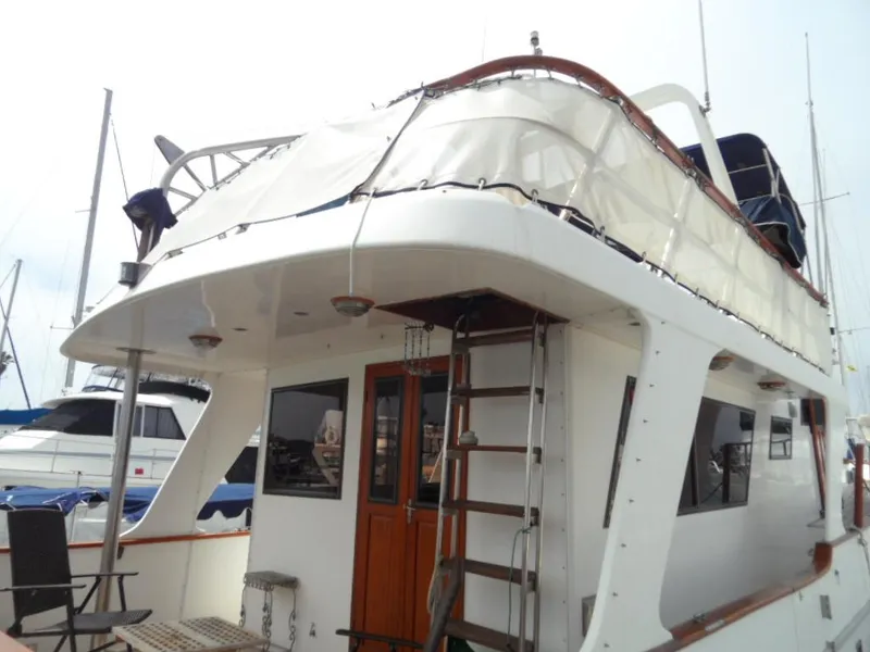Flybridge windskirts