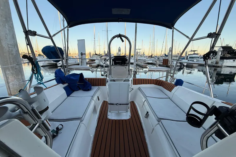 2007 Hunter 31 sailboat interior with seating, docked in marina.