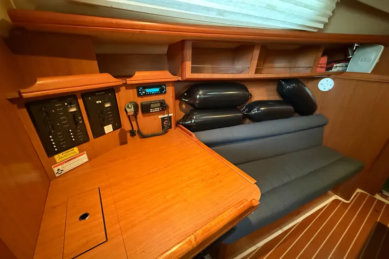 2007 Hunter 31 yacht interior with navigation panel and seating area.