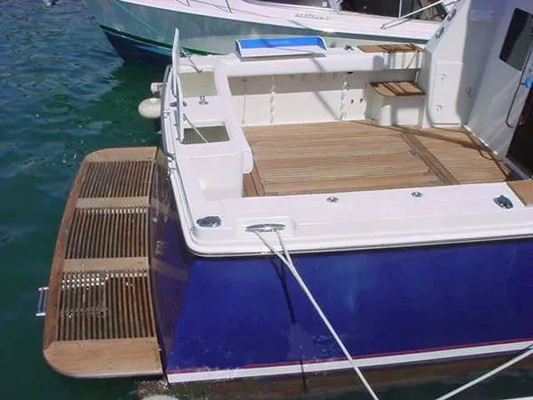cockpit with transom bait tank & fish hold
