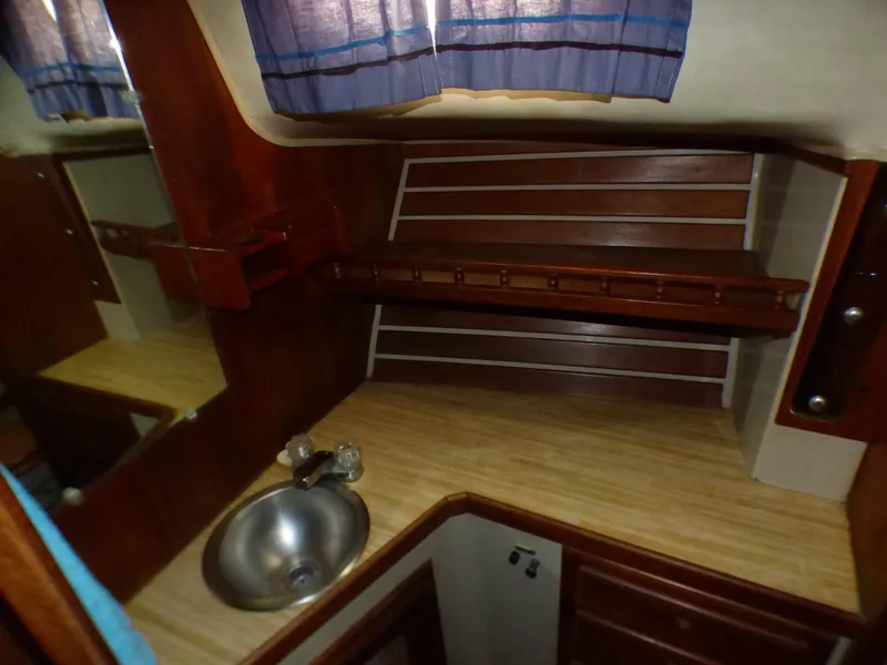 1982 Lancer Yachts Center Cockpit