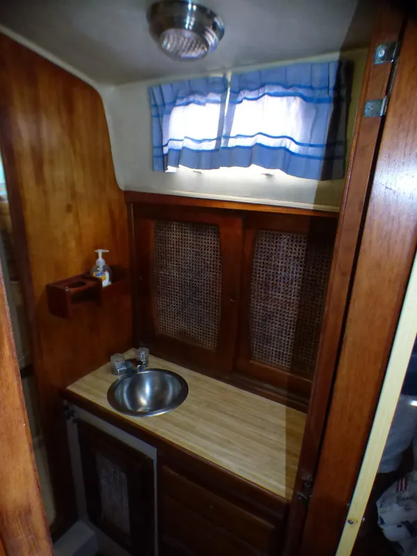 Vanity & Sink in Aft Cabin Head