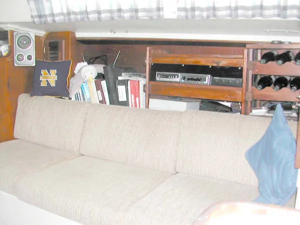 Settee Area to Starboard