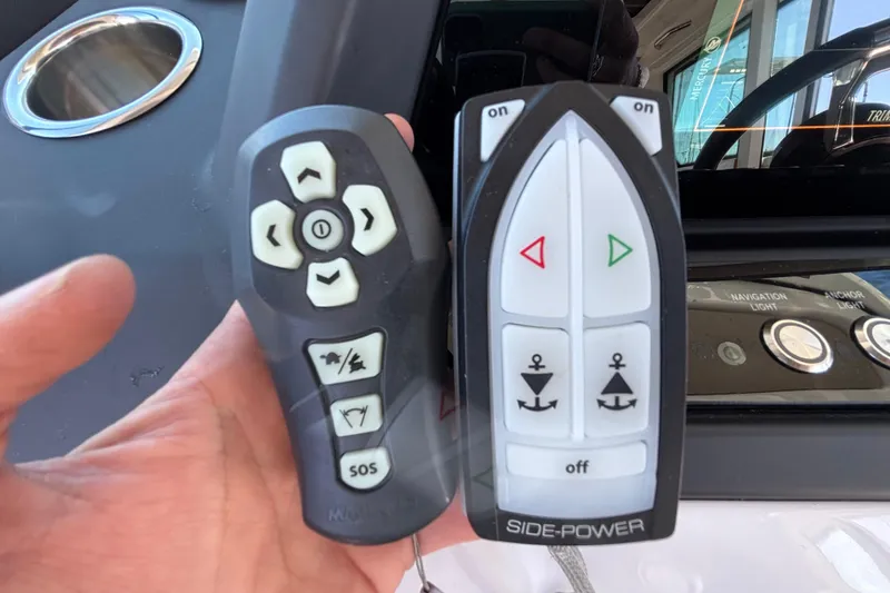Remote controls for Axopar 28 AFT CABIN 2022, featuring navigation and anchor functions.