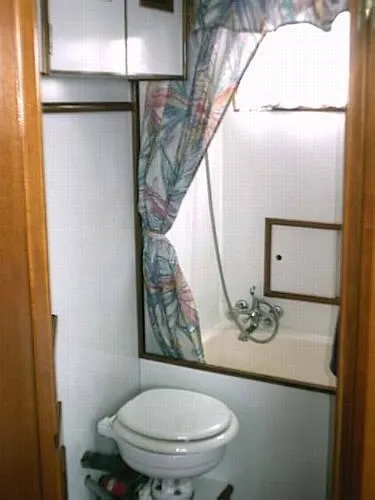 Aft shower/tub