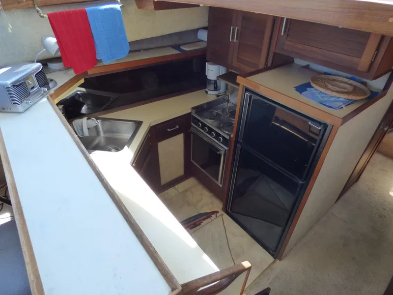 1983 Silverton Aft Cabin Motor Yacht