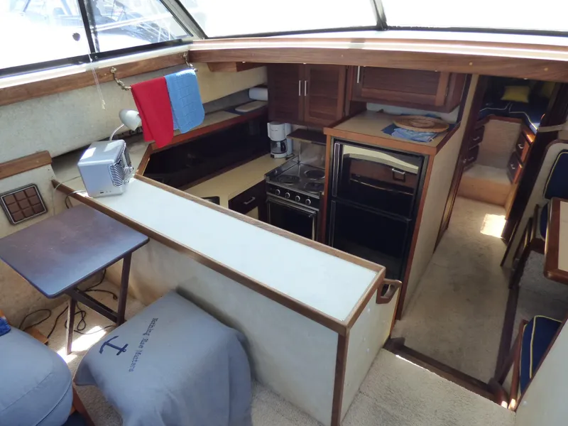 1983 Silverton Aft Cabin Motor Yacht