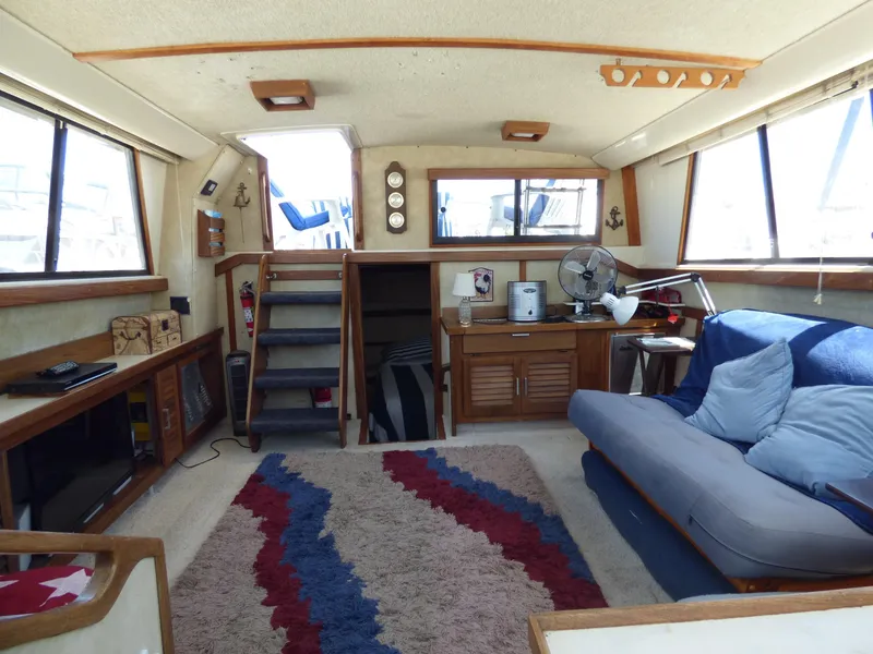1983 Silverton Aft Cabin Motor Yacht