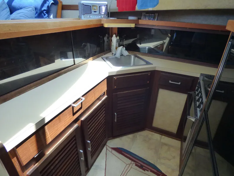 1983 Silverton Aft Cabin Motor Yacht